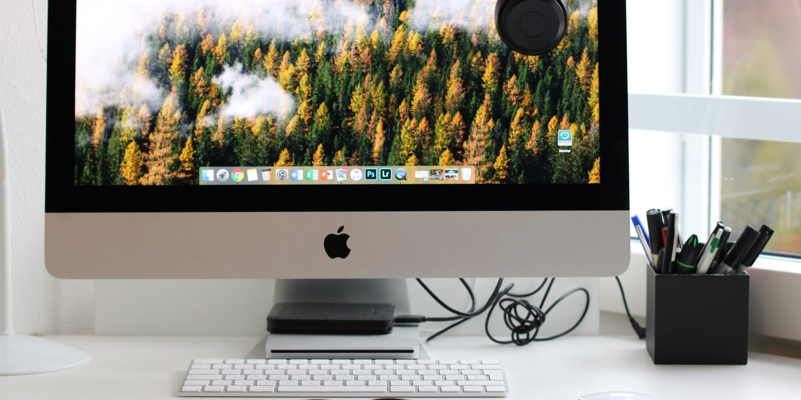 These-18-Sustainable-Tech-Habits-Are-a-Win-for-Your-Bottom-Line-scaled.jpg Free Turned on Silver Imac With Might Mouse and Keyboard Stock Photo