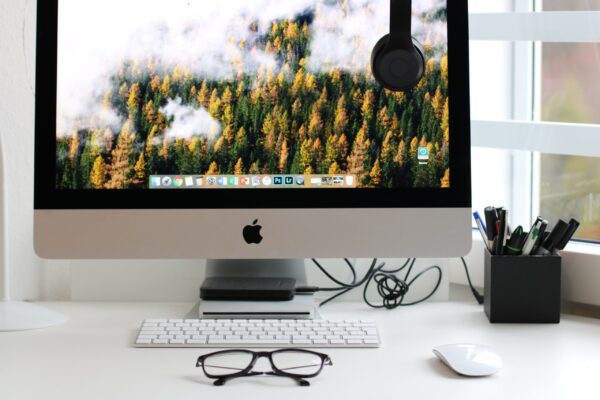 These-18-Sustainable-Tech-Habits-Are-a-Win-for-Your-Bottom-Line-scaled.jpg Free Turned on Silver Imac With Might Mouse and Keyboard Stock Photo